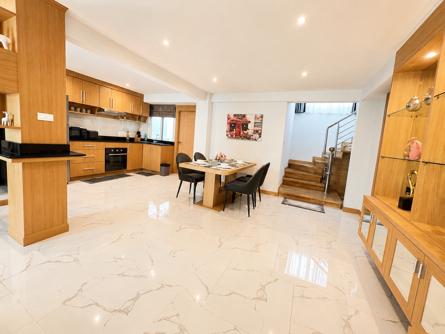 Fully equipped kitchen and dining area