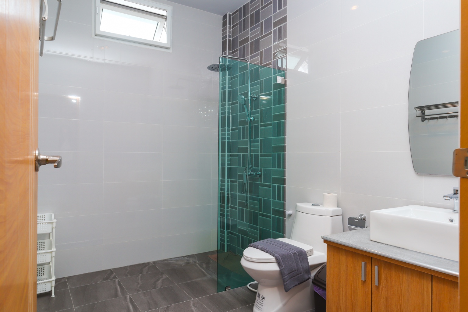 Modern private bathroom