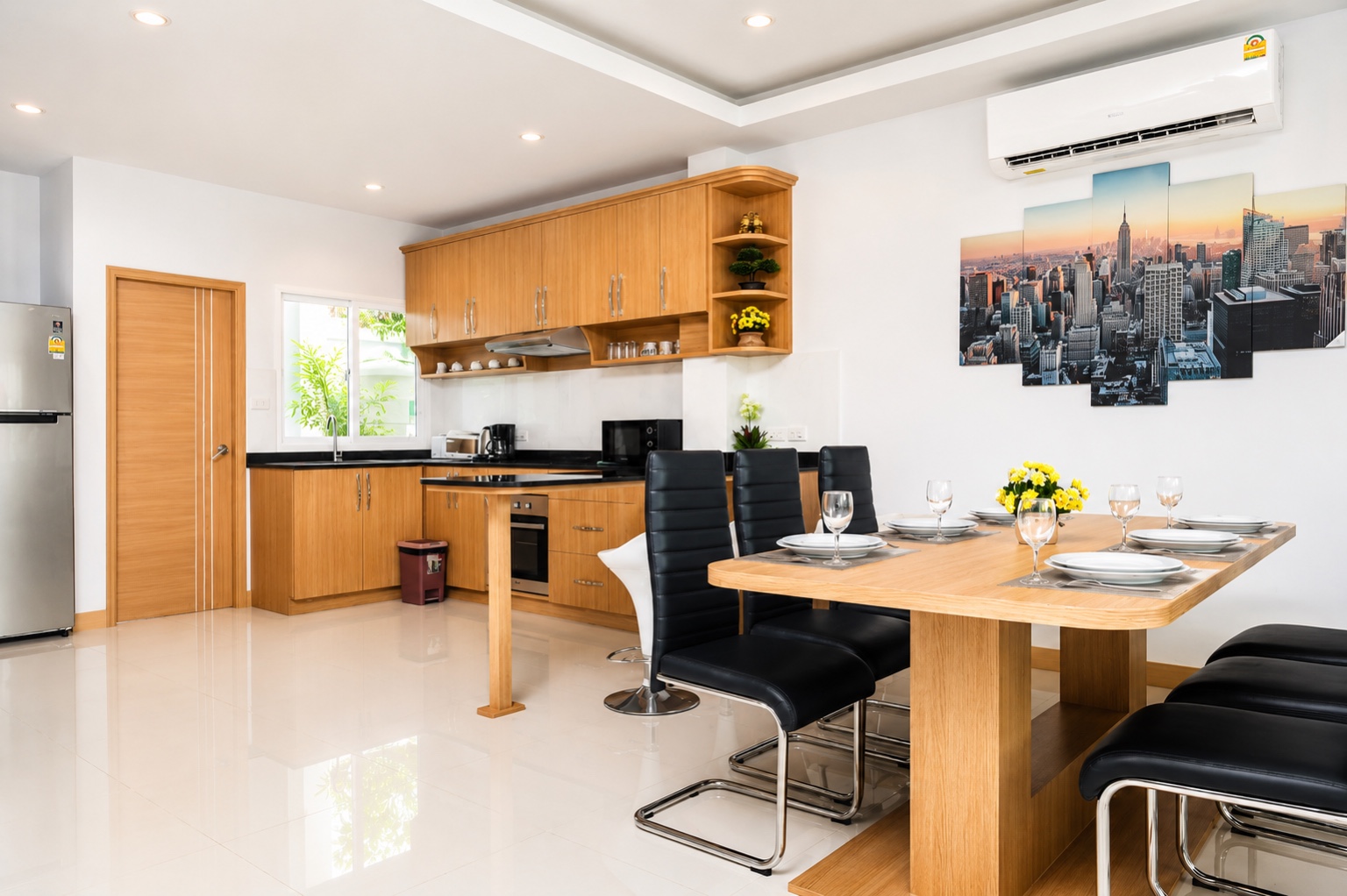 Fully equipped kitchen and dining table